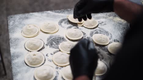 sorrentinos terminados en una bandeja de harina