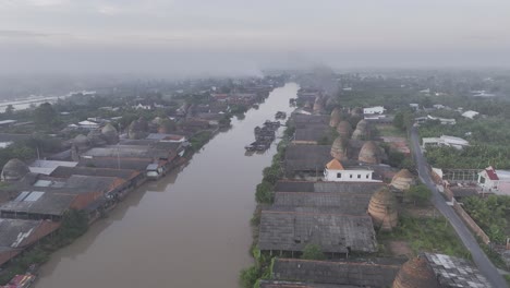 vista aérea de la antigua aldea de ladrillos de mang thit, en el delta del mekong, vietnam