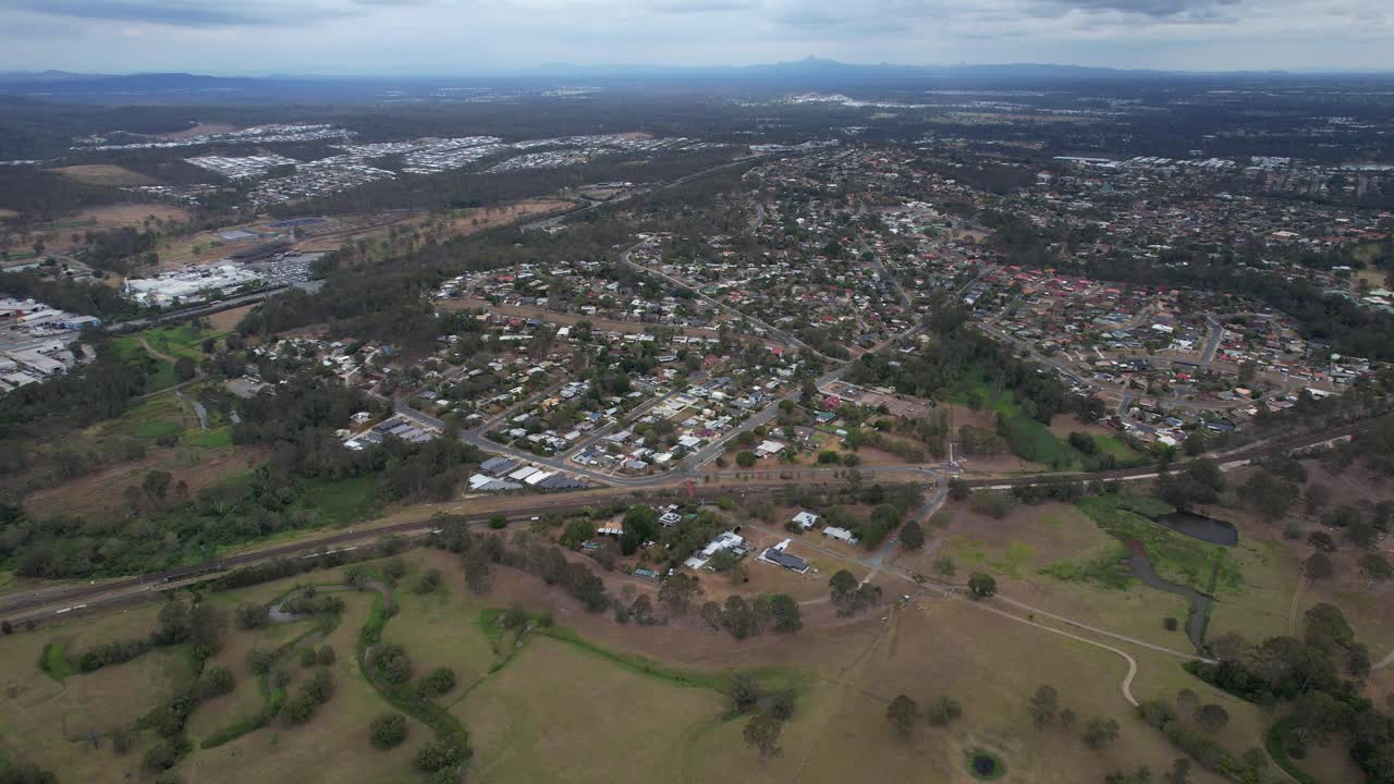 casas suburbanas y parque de reserva de grove road a orillas del río logan en queensland, australia