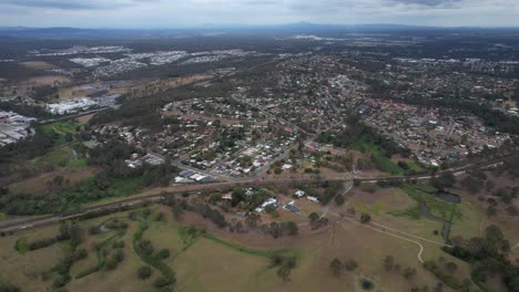 Casas-Suburbanas-Y-Parque-De-Reserva-Grove-Road-A-Orillas-Del-Río-Logan-En-Queensland,-Australia