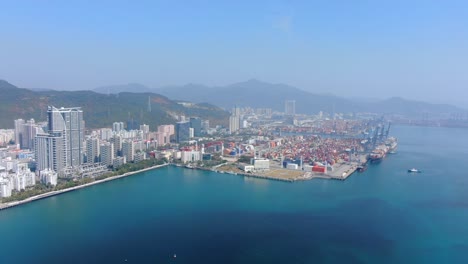 Terminal-Portuaria-Comercial-De-Shenzhen-Con-Barcos-Atracados-Y-Patio-De-Contenedores,-Vista-Aérea