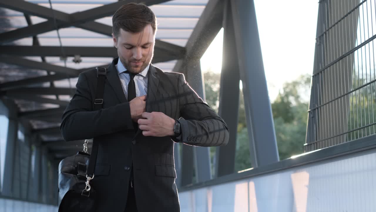 hombre elegante ajusta traje, joven empleado de oficina con un maletín en el hombro. hombre de negocios