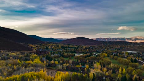 Aerial-Hyperlapse-über-Einer-Berggemeinde-Während-Des-Sonnenuntergangs-Im-Herbst