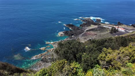 Ponta-Da-Ferria-In-São-Miguel,-Azoren,-Zeigt-Zerklüftete-Küste-Und-Azurblaues-Wasser,-Luftaufnahme