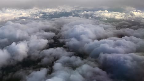 vista aerea sopra i cieli nuvolosi dalla finestra dell'aeroplano