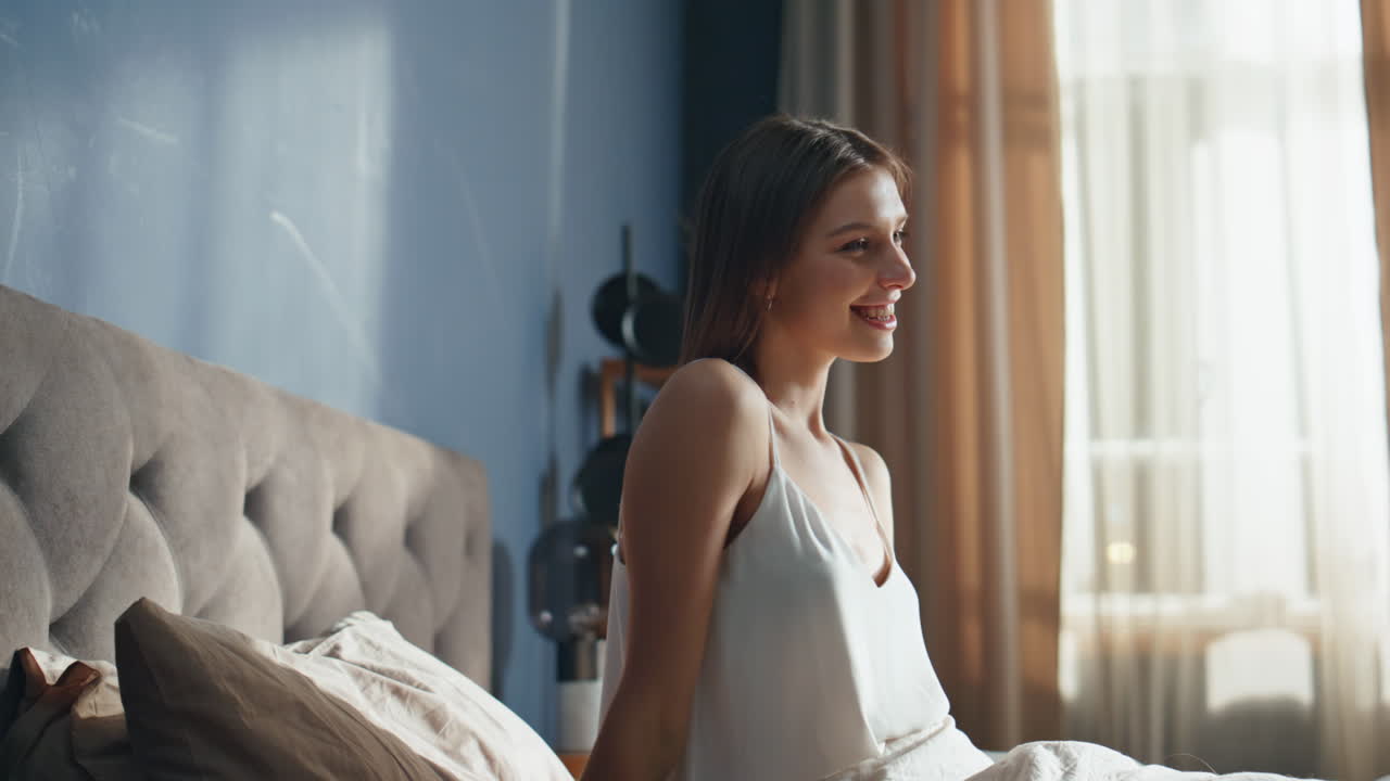 아침에 침대에 누워있는 여자