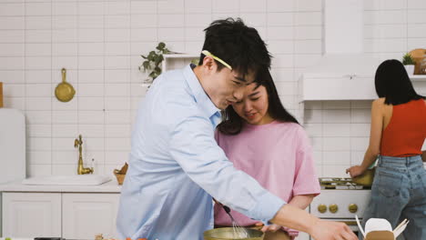 부엌에서 이야기하고 웃으면서 일본 음식을 요리하는 일본 커플 2
