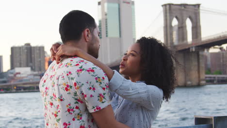 Una-Joven-Pareja-Romántica-Con-El-Horizonte-De-Manhattan-En-Segundo-Plano.