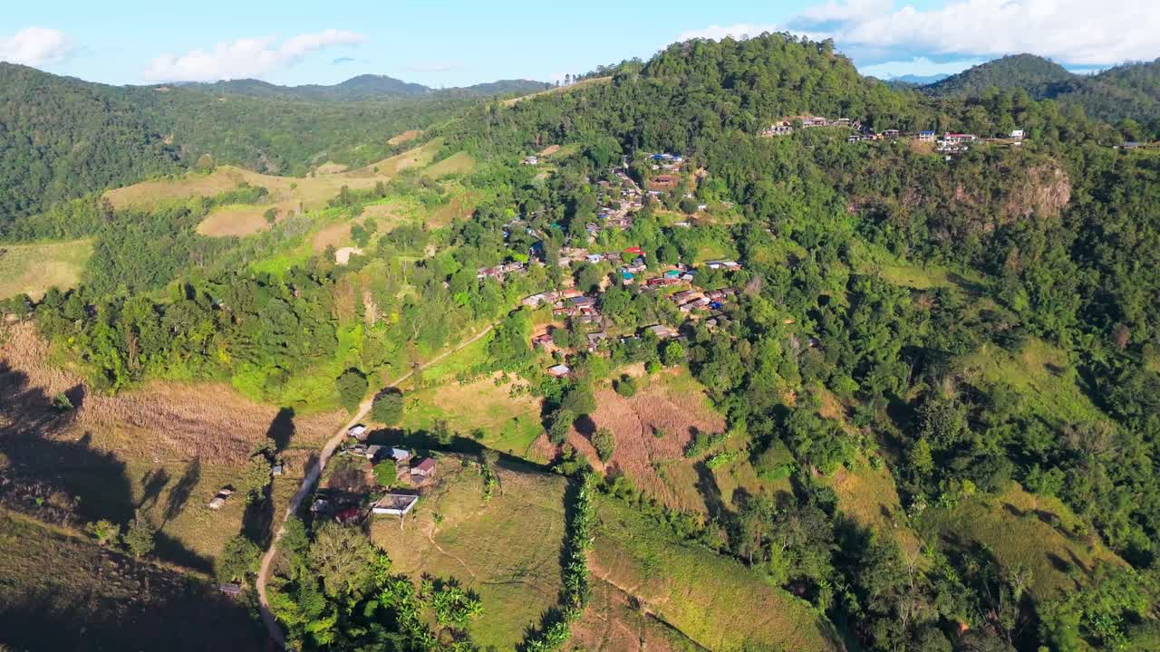 el norte de tailandia, la provincia de mae hong son, un impresionante paisaje montañoso, un pequeño pueblo remoto, imágenes aéreas.