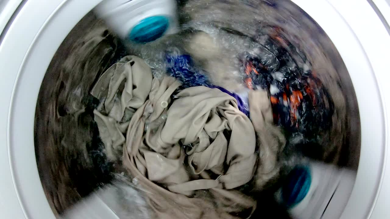 la lavadora lava la ropa lavadura como el colorido.