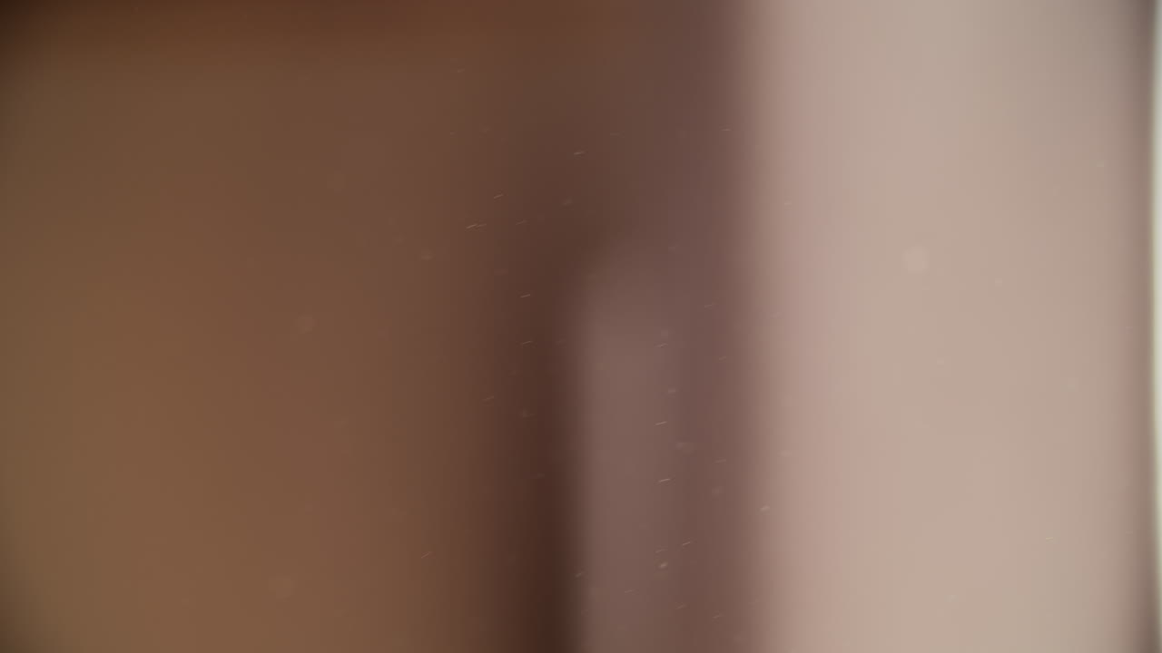Particelle di polvere su uno sfondo sfocato marrone e beige