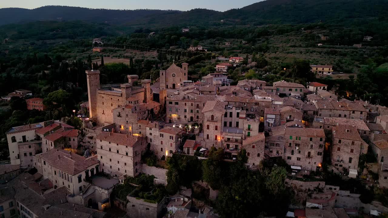 Antico borgo medievale di Bolsena, Italia, di notte