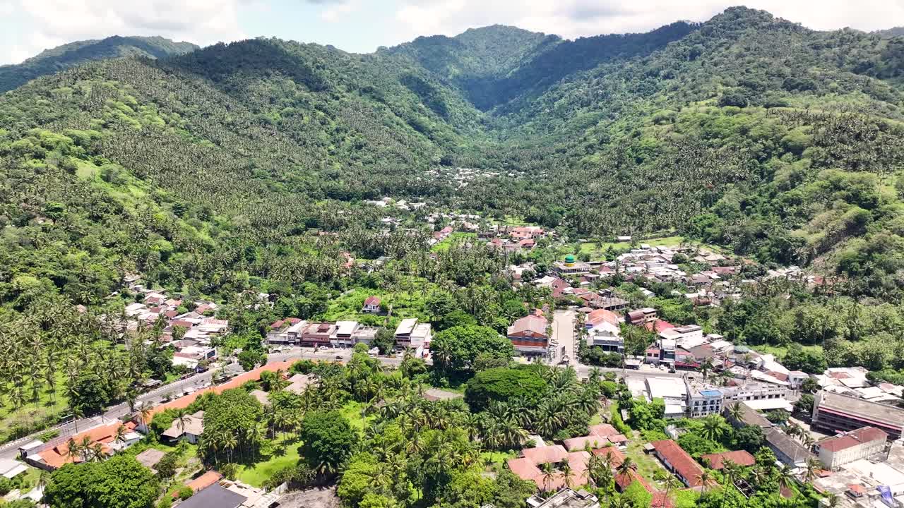 Vista Aérea de uma Vila Aninhada em um Vale Tropical