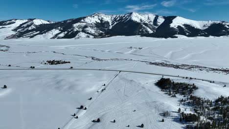 Sawtooth-Mountains-And-Snow-covered-Landscape-In-Stanley,-Idaho-On-A-Sunny-Winter-Day