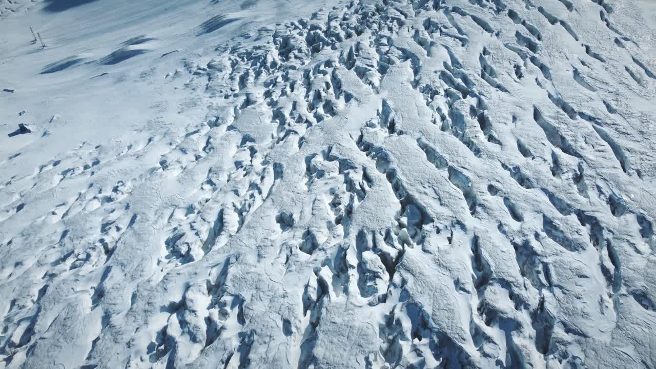 이탈리아 알프스에서 화창한 날에 녹는 빙하의 영화 샷