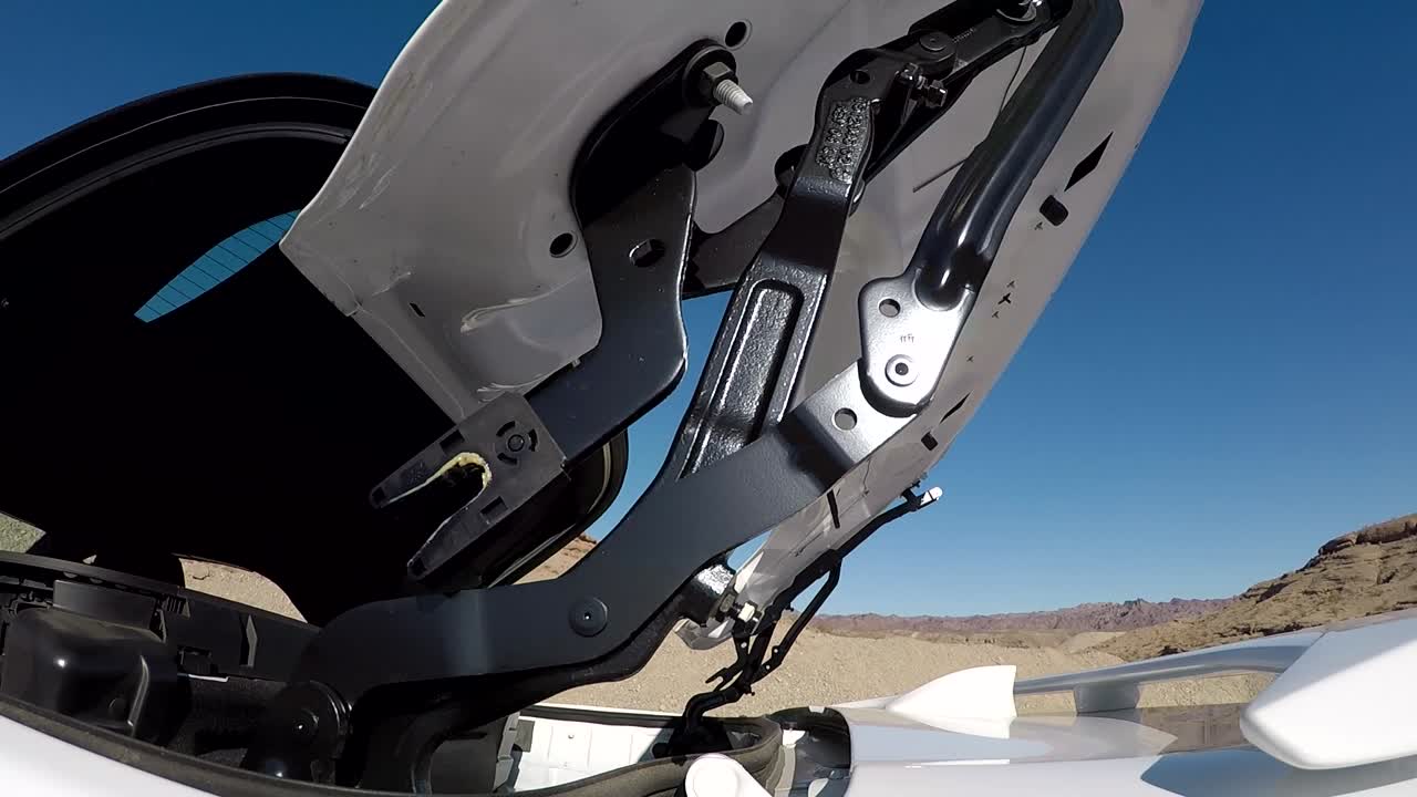 컨버터블 탑을 트렁크로 다시 접을 수 있습니다.