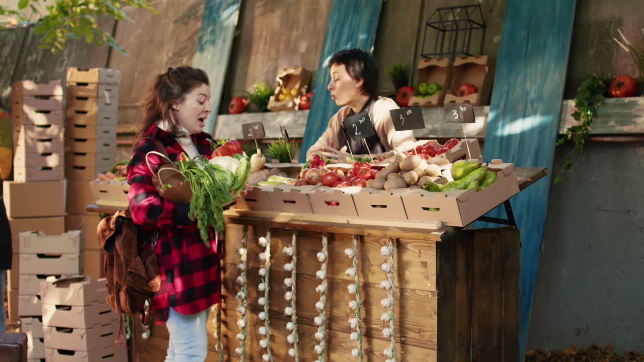 농부 시장 에서 신선 한 농산물 을 구입 하는 여자