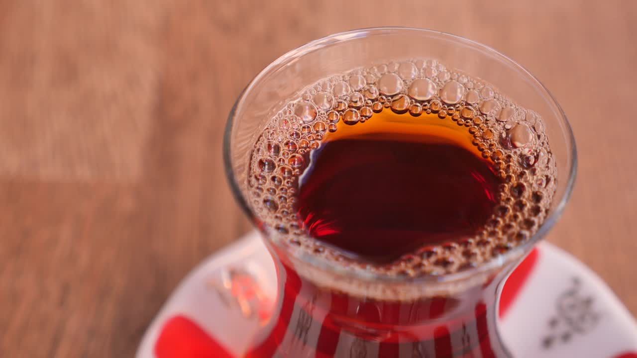 유리 컵에 넣은 터키 차