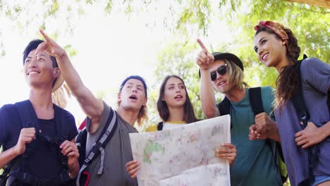 amigos mirando el mapa y señalando a la distancia 4k