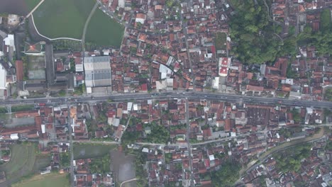 Toma-Aérea-De-Una-Casa-De-Campo-Con-Vista-A-La-Carretera-En-Medio-Del-Cuadro-De-Video