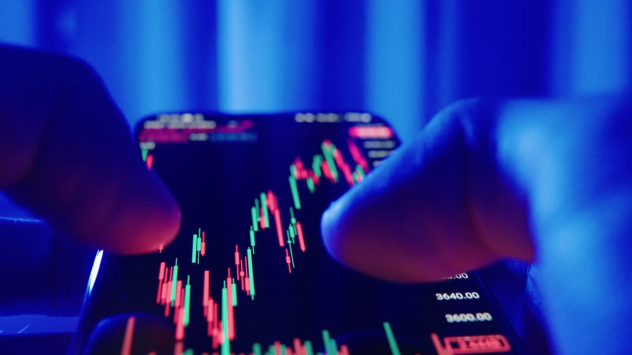 teléfono móvil con pantalla táctil de mano de cerca