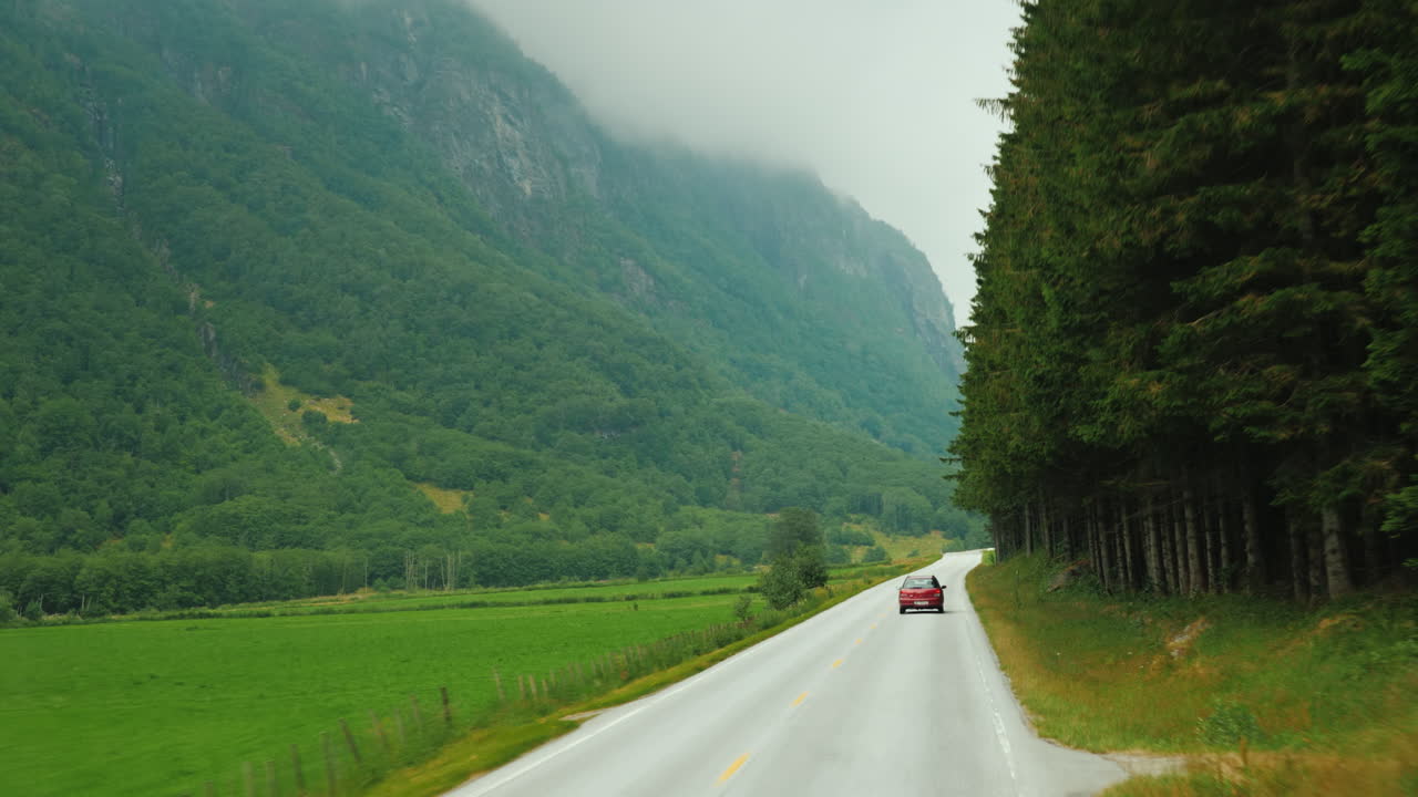 노르웨이 1인칭 시점의 산들 사이의 경치 좋은 길을 따라 가다