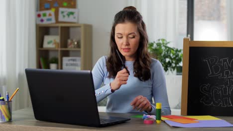 Lehrerin-Mit-Farben,-Die-Online-Kunstunterricht-Hat.-Fernunterricht,-Grundschule-Und-Unterrichtskonzept.-Lehrerin-Mit-Farben-Und-Einem-Bild-Eines-Regenbogens,-Die-Zu-Hause-Online-Kunstunterricht-Hat.