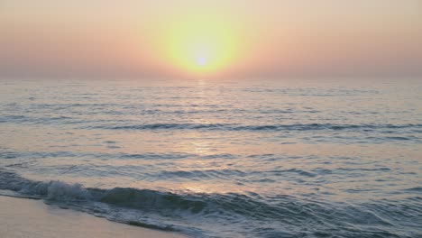 Playa-Aérea-Océano-Puesta-De-Sol,-Mareas-De-Olas-Rodando