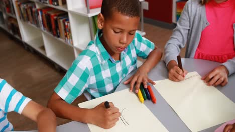 Kinder-Zeichnen-In-Der-Bibliothek