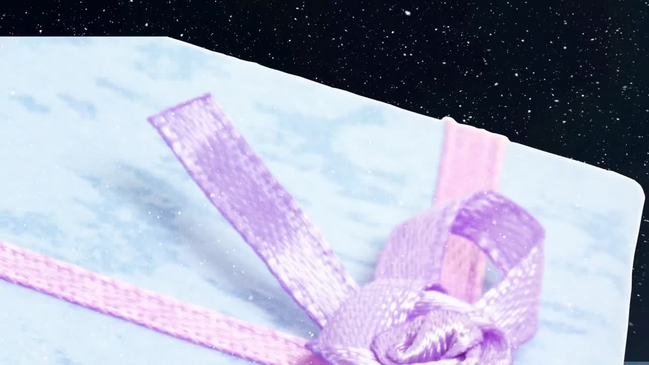 animación de nieve cayendo sobre la navidad presente en fondo negro