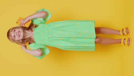 niño niña niño usar móvil smartphone navegación decir wow sí descubrió gran victoria buenas noticias celebrar