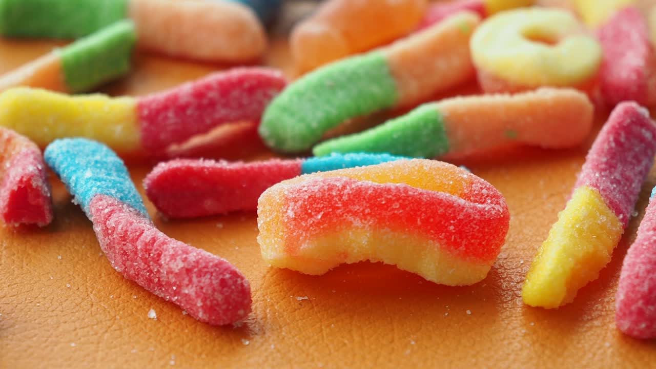 gusanos de goma de colores y otros dulces