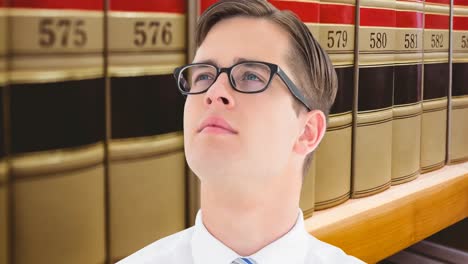 animación de un hombre caucásico sosteniendo un libro sobre la biblioteca