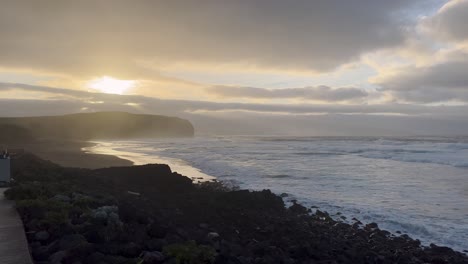 Wunderschöner-Sonnenuntergang-über-Dem-Strand-Von-Povocao-Mit-Dem-Atlantischen-Ozean,-São-Miguel---Azoren,-Portugal