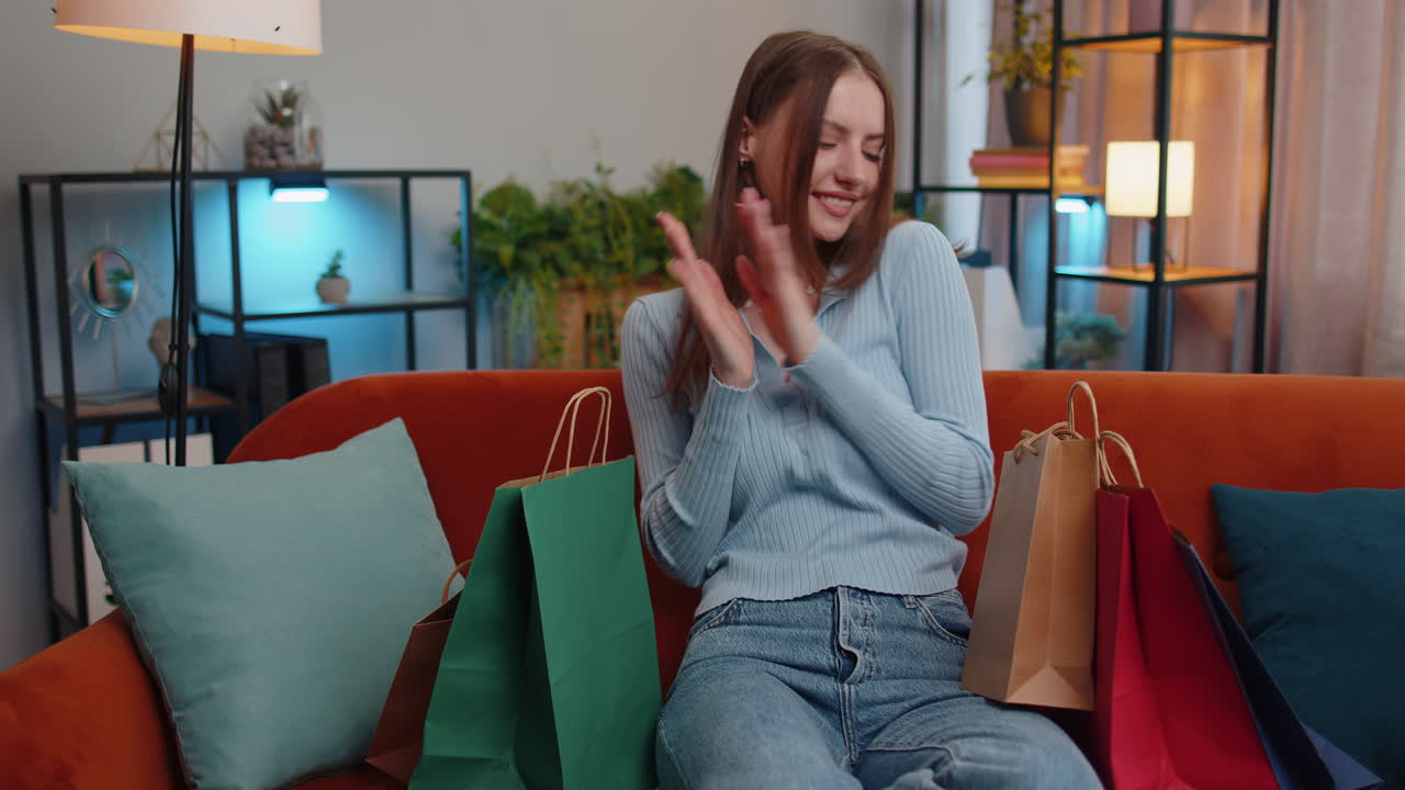 joven feliz adicta a las compras regresó a casa después de la venta de compras en línea con bolsas en casa