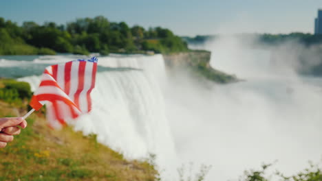 Hand-Mit-Usa-flagge-Auf-Niagara-Fällt-Hintergrund-Reisen-Amerika