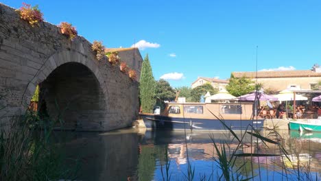 Historische-Brücke-In-Somail,-Frankreich,-Nachmittagssonne