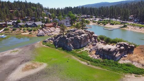 vista aérea de formaciones rocosas únicas en el lago big bear en el escape del lago de montaña del sur de california dentro del bosque nacional san bernardino