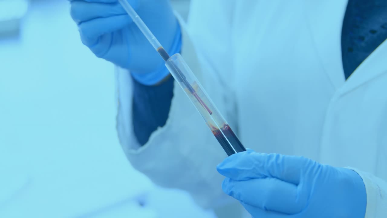 Animazione di una scansione con mirino su un medico che tiene una radiografia