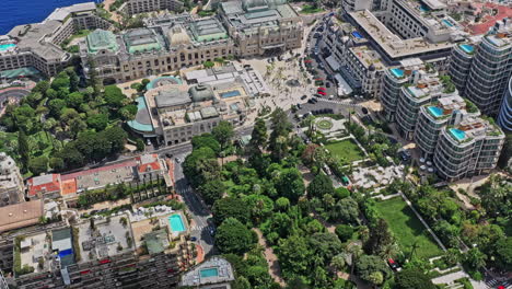 mónaco antena v22 vista de pájaro a través del vecindario hacia el mar mediterráneo capturando el paisaje urbano del centro y los casinos icónicos - julio de 2021