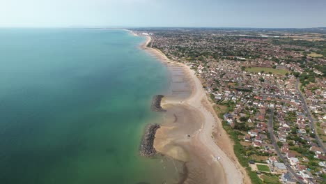vista panorámica sobre la playa de arena en west sussex, reino unido - toma aérea de drones