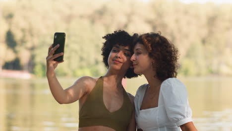 couple taking selfies in the park