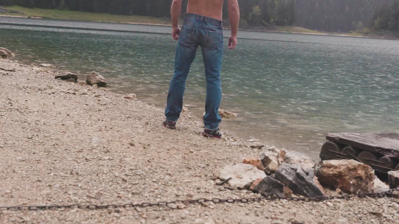 hombre admirando un lago de montaña brumoso