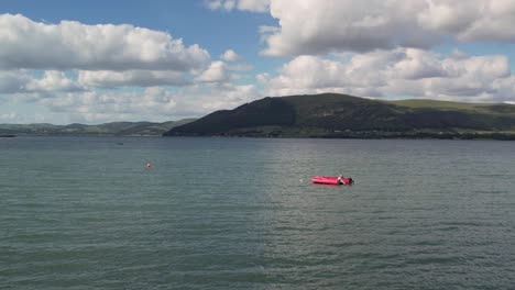 carlingford lough condado louth irlanda antena en hd mirando hacia co abajo y las montañas mourne, en la frontera irlandesa