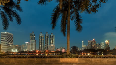 Lapso-De-Tiempo-De-Día-A-Noche-Del-Parque-Benjakitti,-Bangkok,-Tailandia