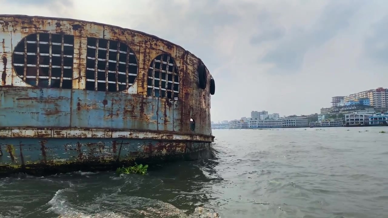 Bagenden af et fragtskib er synlig på Buriganga-floden i Dhaka, Bangladesh, og viser indlandsskibsfart på floden ved siden af byen