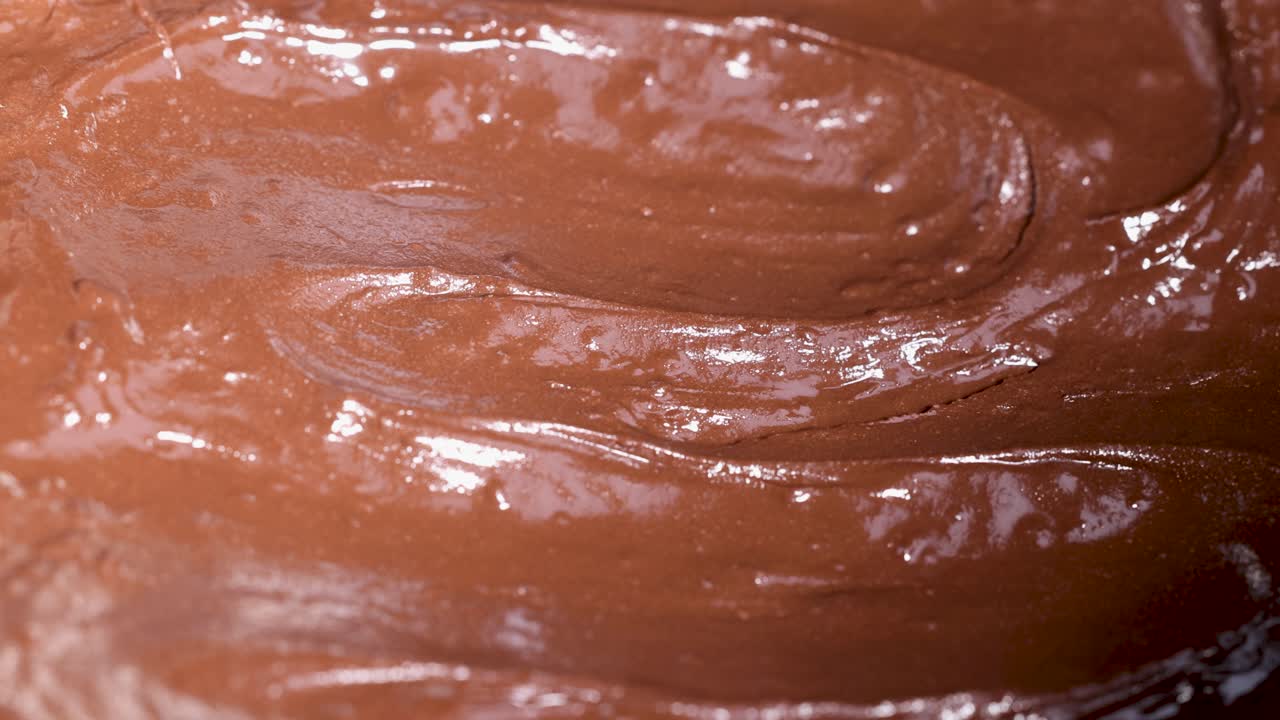 vista de cerca del chocolate derretido girando