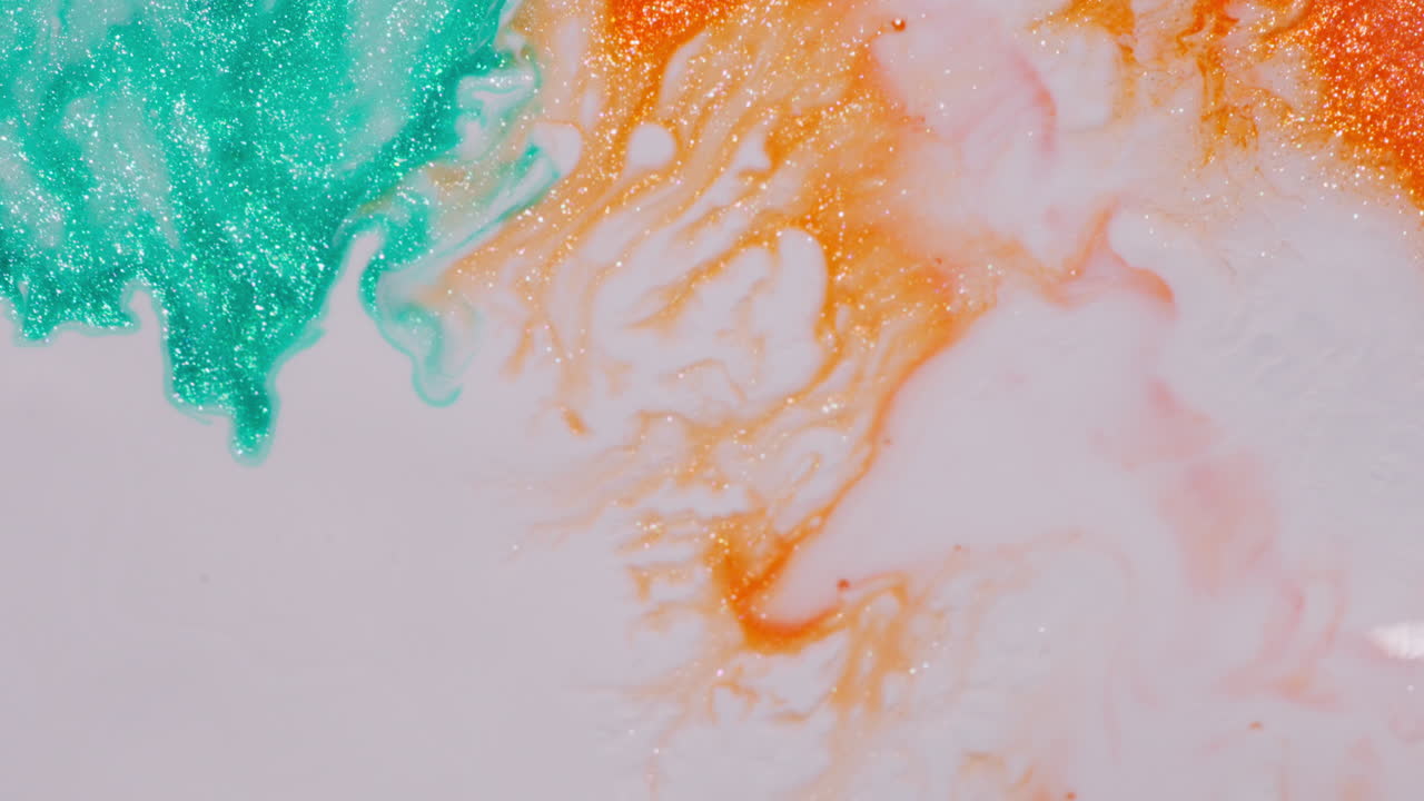 Tinta colorida girando na água, criando padrões macro vibrantes