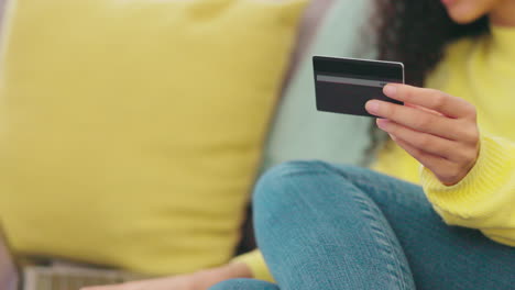 manos, computadora portátil o mujer con tarjeta de crédito en casa