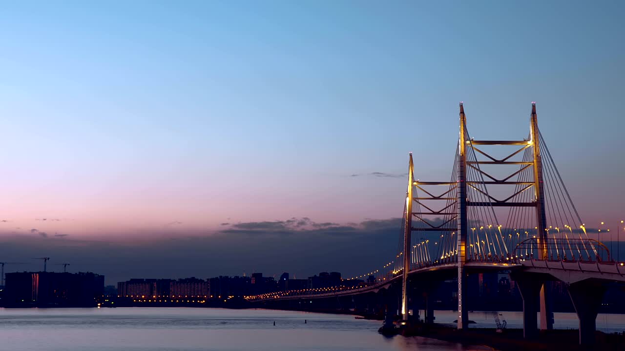 세인트 페테르부르크의 새로운 스타일리시 서쪽 고속도로 지름